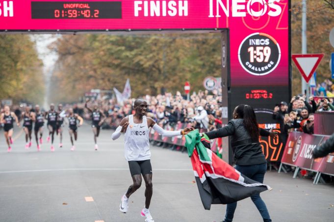 Eliud Kipchoge breaks marathon record