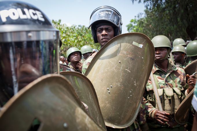 Kenyan police use violence to enforce curfew against spread of Covid-19
